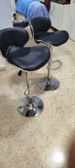 Taburetes Altos Negros y Plateados