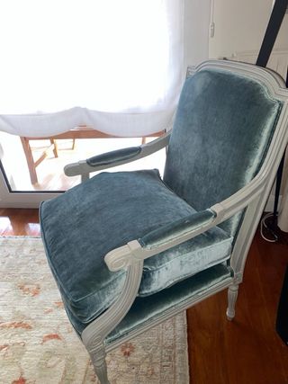 Elegante sillón de terciopelo