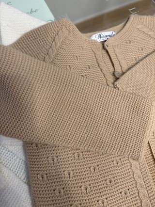 Lote 2 chaquetas punto bebé (blanco roto y camel)