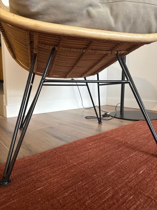 Silla de mimbre con patas de acero