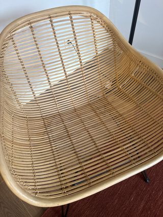 Silla de mimbre con patas de acero