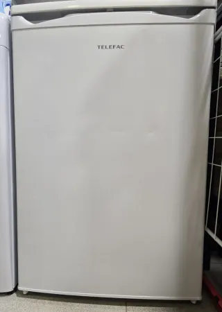 Nevera pequeña blanca