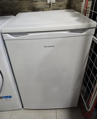 Nevera pequeña blanca