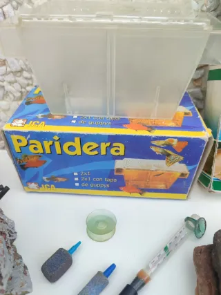 Dos acuarios y mueble