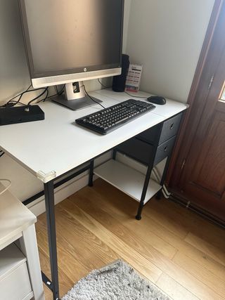 Mesa de estudio/trabajo blanca y negra