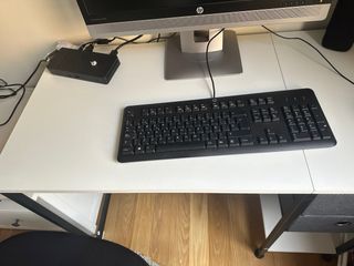 Mesa de estudio/trabajo blanca y negra