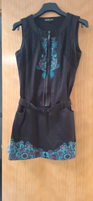 Vestido sin mangas con cremallera y bordado