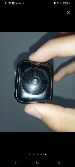 Apple Watch con correas negras y rojas