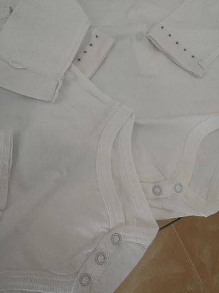 Lote 2 bodys manga larga cuello volantes T.12m