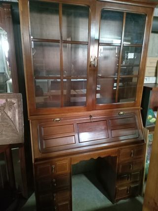 Vitrina de madera y cristal