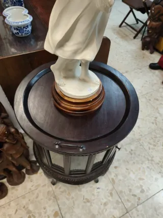 Mueble bar de madera y cristal