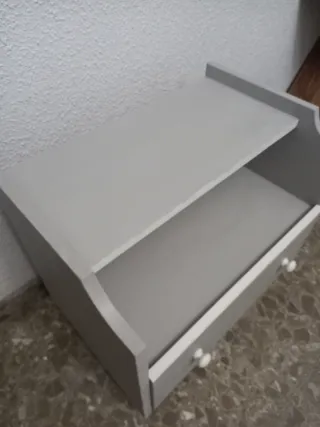 Mesa auxiliar gris y blanca