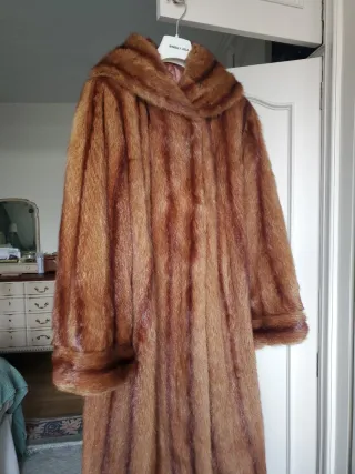 Abrigo de piel marrón.