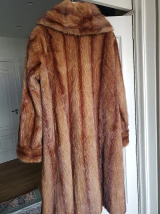 Abrigo de piel marrón.