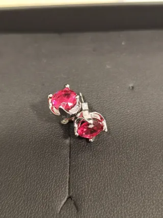Pendientes rojos con detalles plateados
