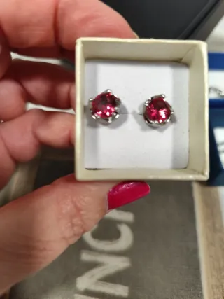 Pendientes rojos con detalles plateados