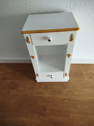 Mesita auxiliar blanca con detalles dorados