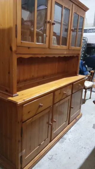 Mueble de salón de pino con vitrina