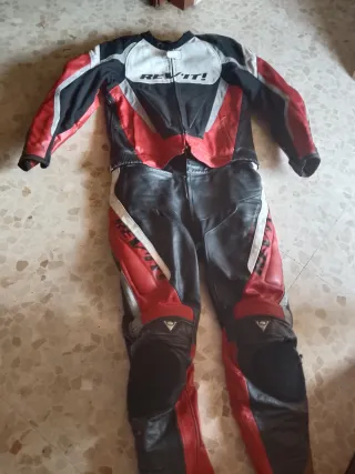 Mono de moto Rev'it! cuero rojo y negro.