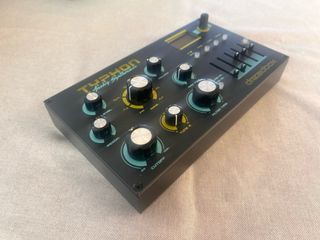 Sintetizador Dreadbox Typhon Analógico