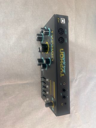 Sintetizador Dreadbox Typhon Analógico
