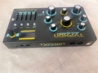 Sintetizador Dreadbox Typhon Analógico