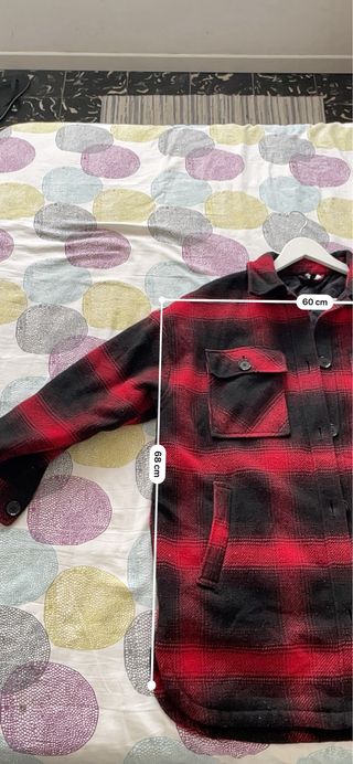 Chaqueta a cuadros roja y negra