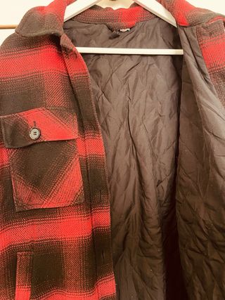 Chaqueta a cuadros roja y negra
