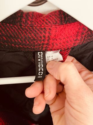 Chaqueta a cuadros roja y negra