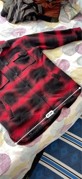 Chaqueta a cuadros roja y negra