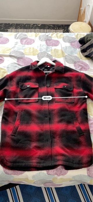 Chaqueta a cuadros roja y negra