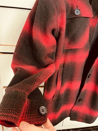 Chaqueta a cuadros roja y negra