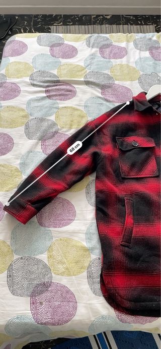 Chaqueta a cuadros roja y negra