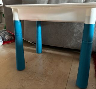 Mesa y silla para montar con piezas