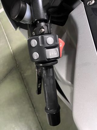 BMW K1200s plateada, lista para disfrutar