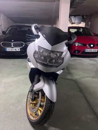 BMW K1200s plateada, lista para disfrutar