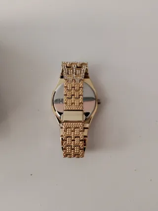 Reloj de Lujo Dorado con Cristales