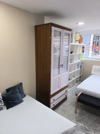 Armario de madera con puertas de cristal