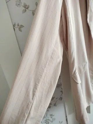 Chaqueta rosa palo con rayas finas