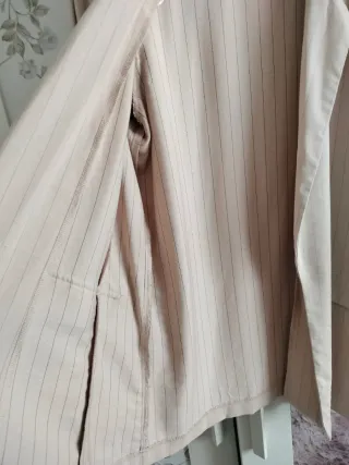 Chaqueta rosa palo con rayas finas