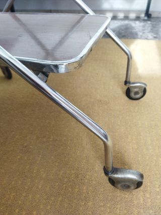 Mueble auxiliar vintage con ruedas