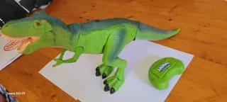 Dinosaurio a control remoto que anda y ruge
