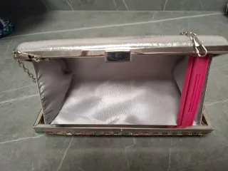 Bolso de fiesta plateado con cristales multicolor