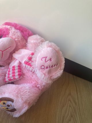 Peluche perro rosa con bufanda