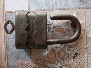 Candado antiguo de madera