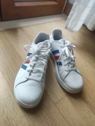 Adidas ORIGINALI bianche con strisce rosse e blu