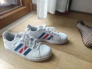 Adidas ORIGINALI bianche con strisce rosse e blu