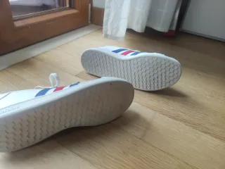 Adidas ORIGINALI bianche con strisce rosse e blu