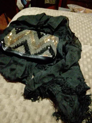 Bolso de mano y fular negro y dorado