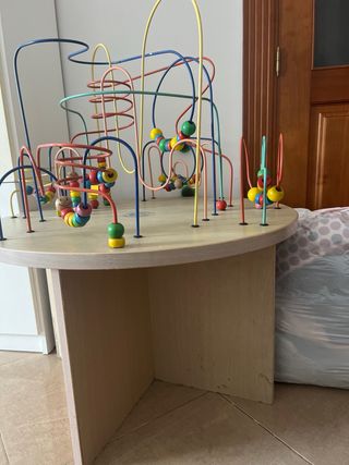 Mesa de actividades para bebés
